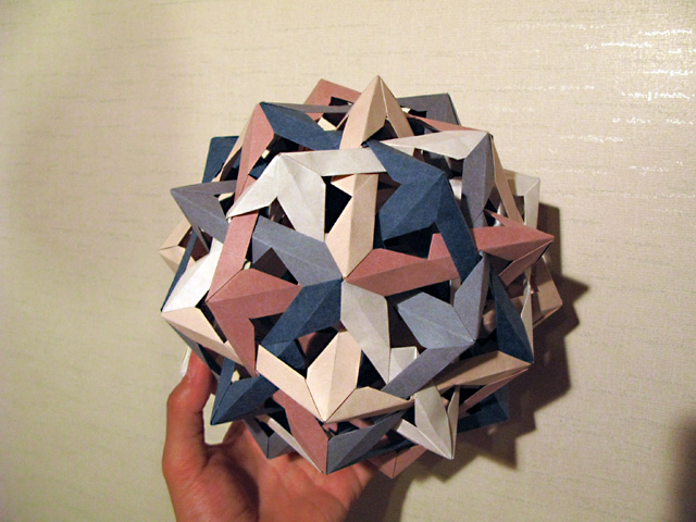 Isohedral Rhombohedra_Grünbaum_60#12_5-fold.jpg