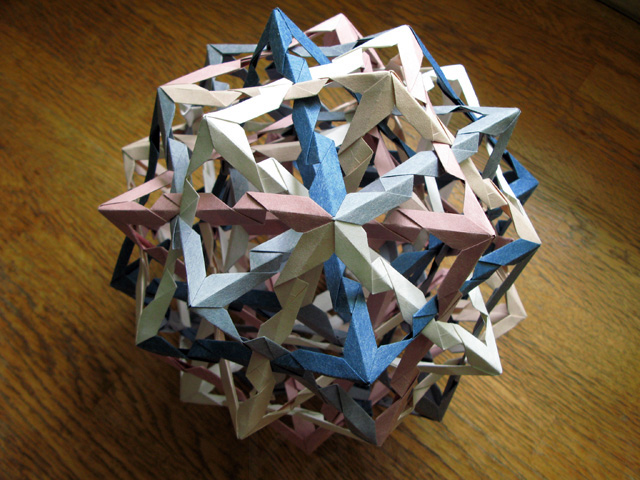 Isohedral Rhombohedra_Grünbaum_60#12_type2_5axis.jpg